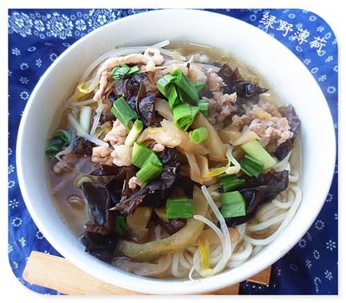 榨菜肉絲麵Pickled Mustard Greens & Shredded Pork Noodle Soup / Soupe de nouilles – porc émincé & moutarde marinée